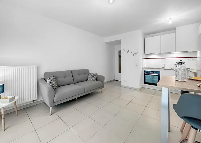 Vivez Lunel-Clim-Wifi Fibre-Parking Prive-Patio T2