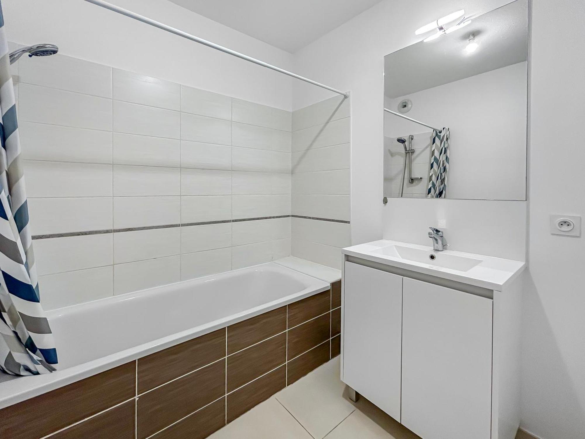 Vivez Lunel-clim-wifi Fibre-parking Prive-patio T2 Apartment *