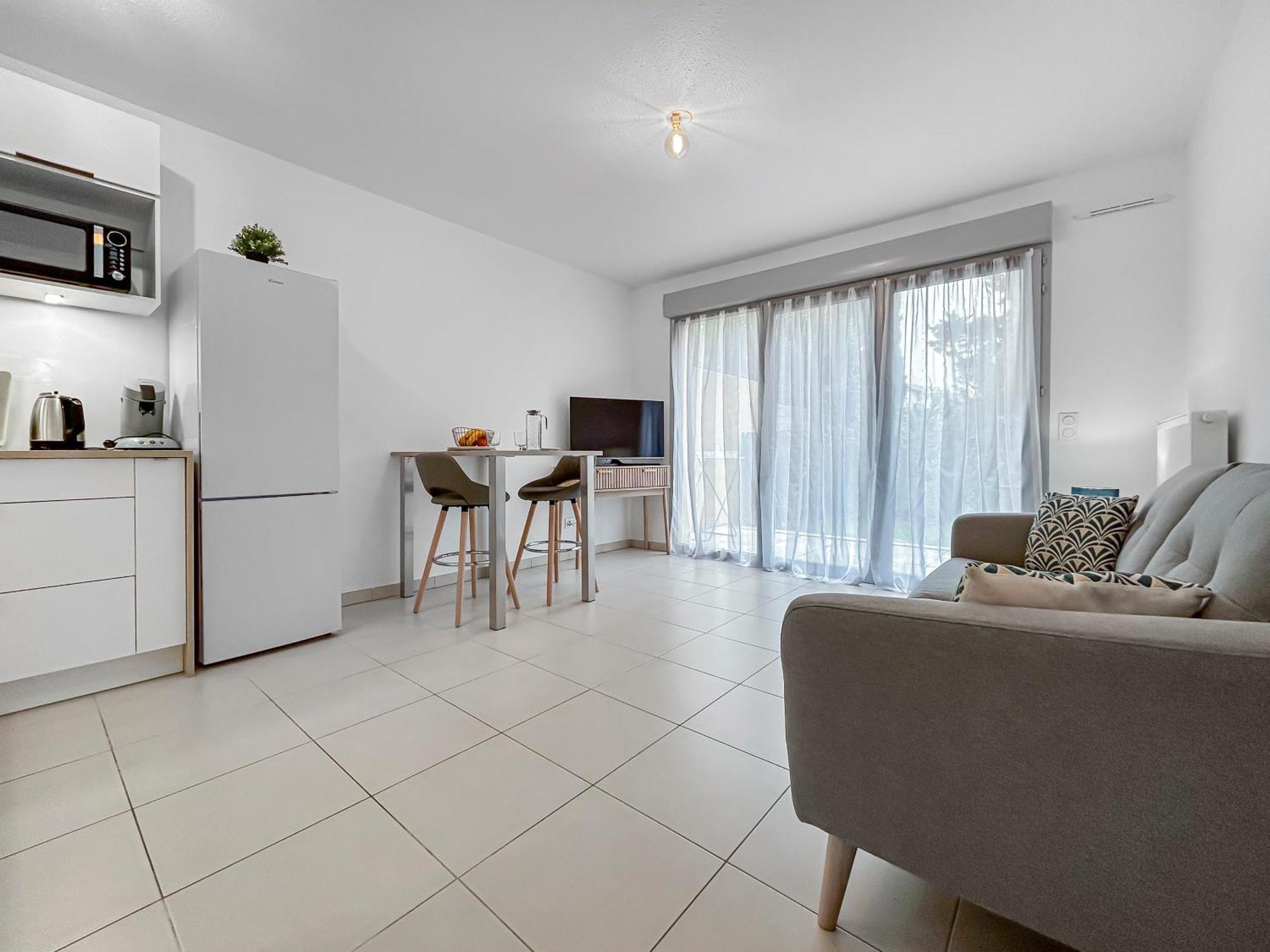 Apartment Vivez Lunel-clim-wifi Fibre-parking Prive-patio T2