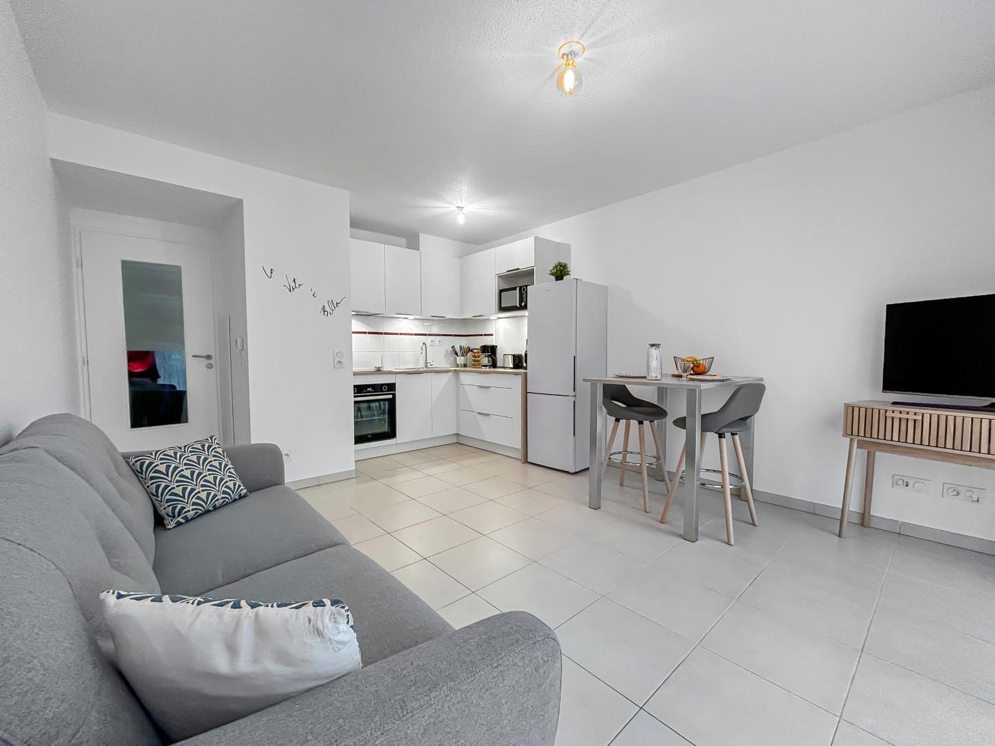Vivez Lunel-clim-wifi Fibre-parking Prive-patio T2 Apartment